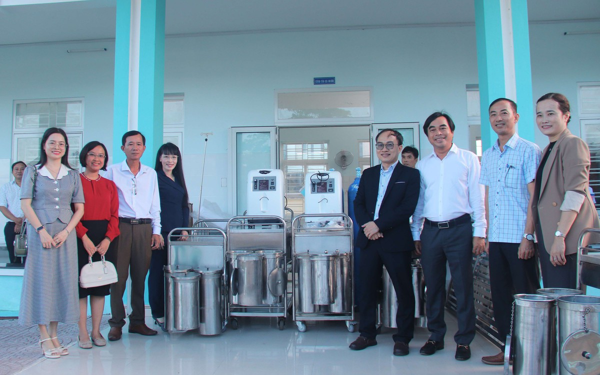 Hỗ trợ thiết bị, vật tư cho 3 trạm y tế vùng khó khăn ở Đà Nẵng