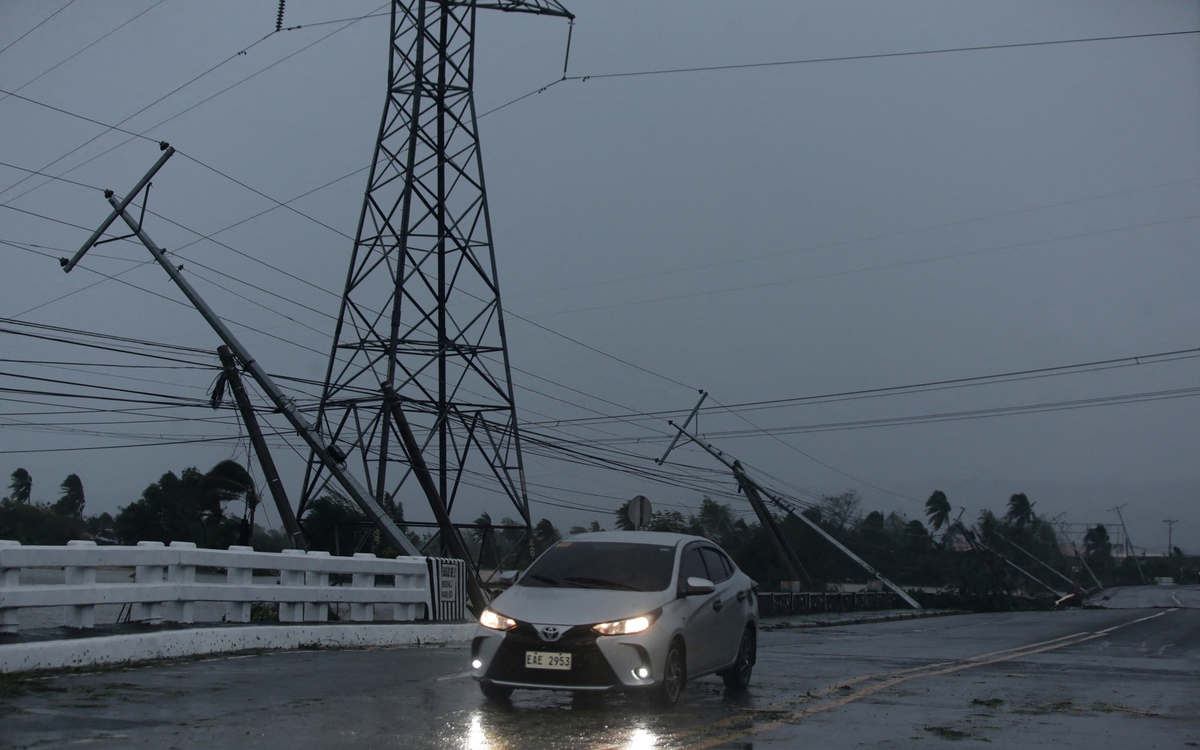 Siêu bão Phượng Hoàng khiến hai người Philippines thiệt mạng, 1 triệu người sơ tán