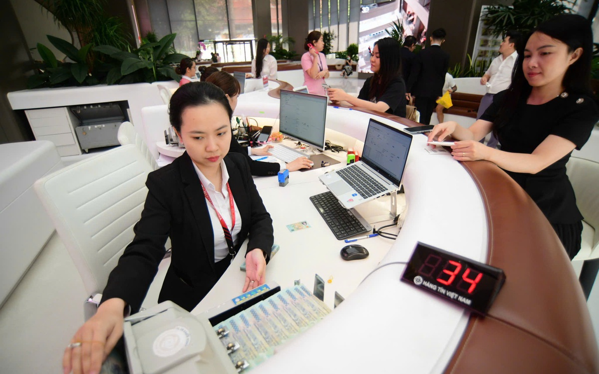 Từ Hòa Phát, Thế Giới Di Động đến PV Gas, vì sao đầy tiền mặt vẫn vay nợ ngân hàng?