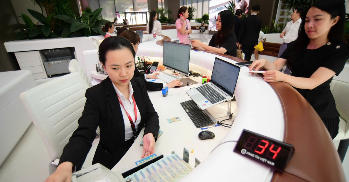 Từ Hòa Phát, Thế Giới Di Động đến PV Gas, vì sao đầy tiền mặt vẫn vay nợ ngân hàng?