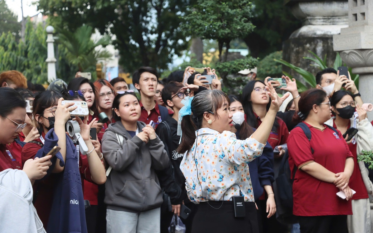 Sinh viên Trường đại học Nguyễn Tất Thành vừa học nghề, vừa học sử tại lăng Ông Bà Chiểu