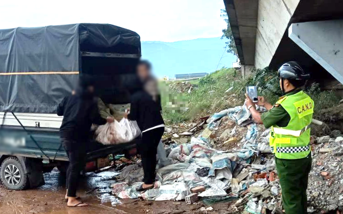 Mật phục bắt quả tang xe tải đổ trộm phế thải dưới cầu Thuận Phước