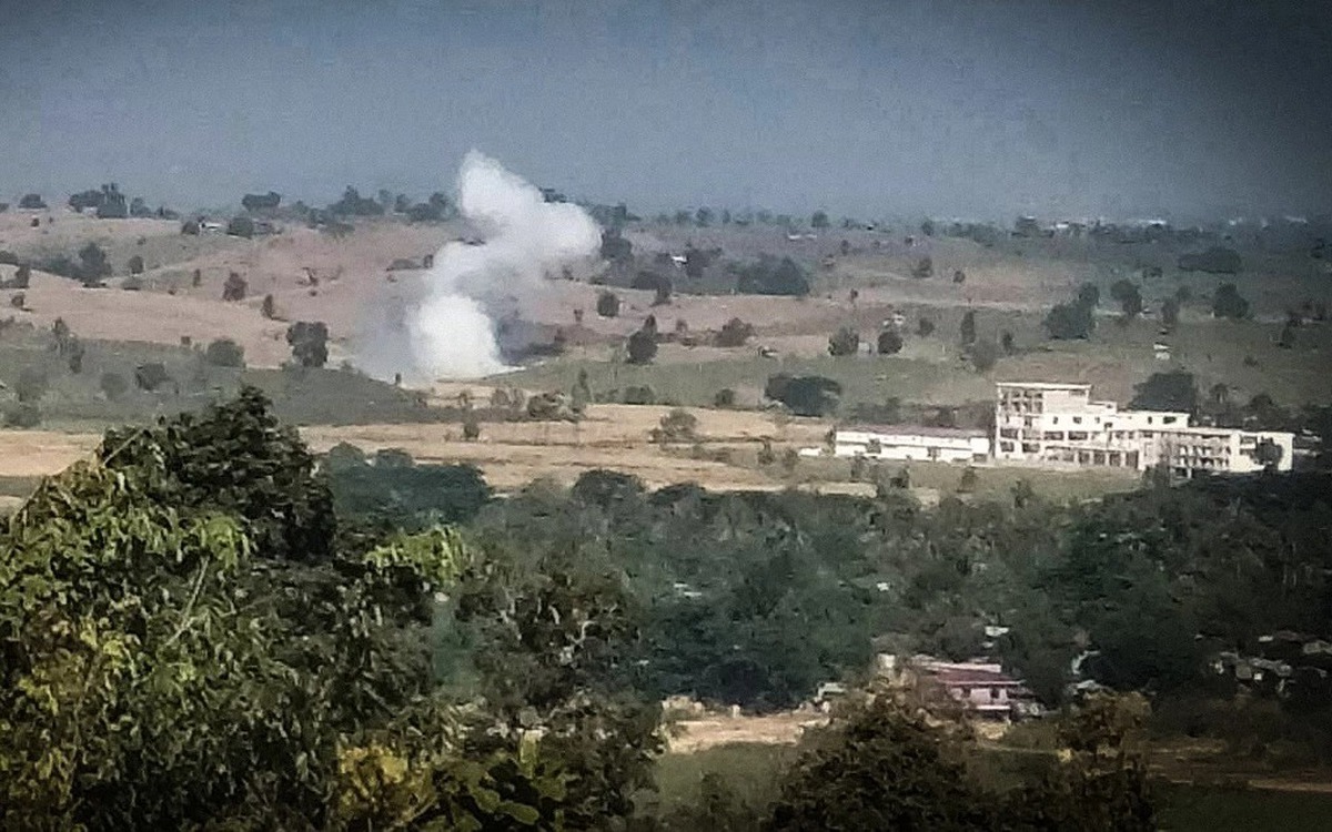 Đạn lạc từ Myanmar khiến 2 người bị thương, Thái Lan bắn cảnh cáo và đóng cửa biên giới