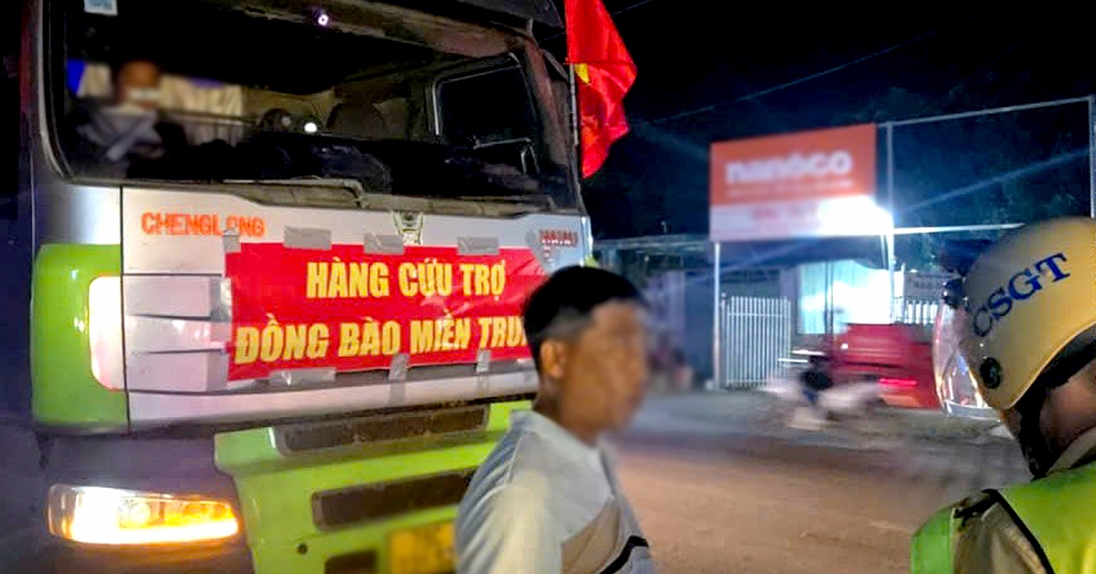 Dán băng rôn 'hàng cứu trợ đồng bào miền Trung' trên xe để chở gạo vượt quá tải trọng 76%