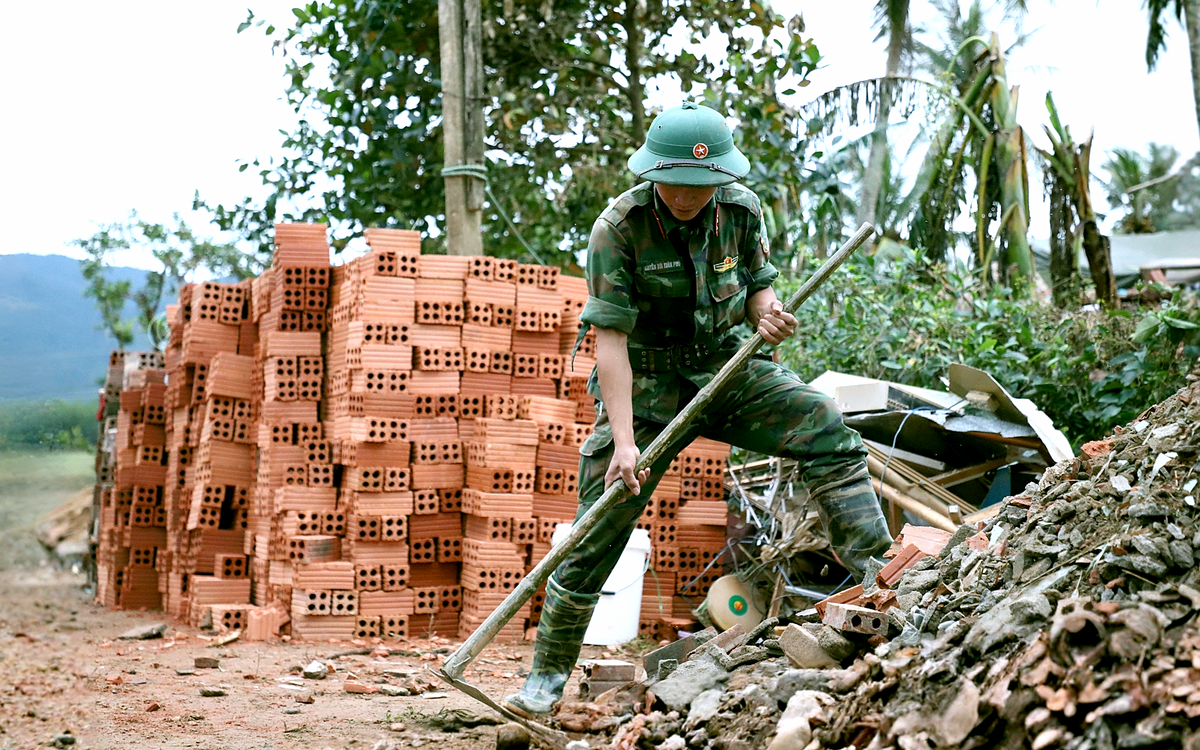 Thần tốc xây lại nhà cho dân bị lũ giật sập