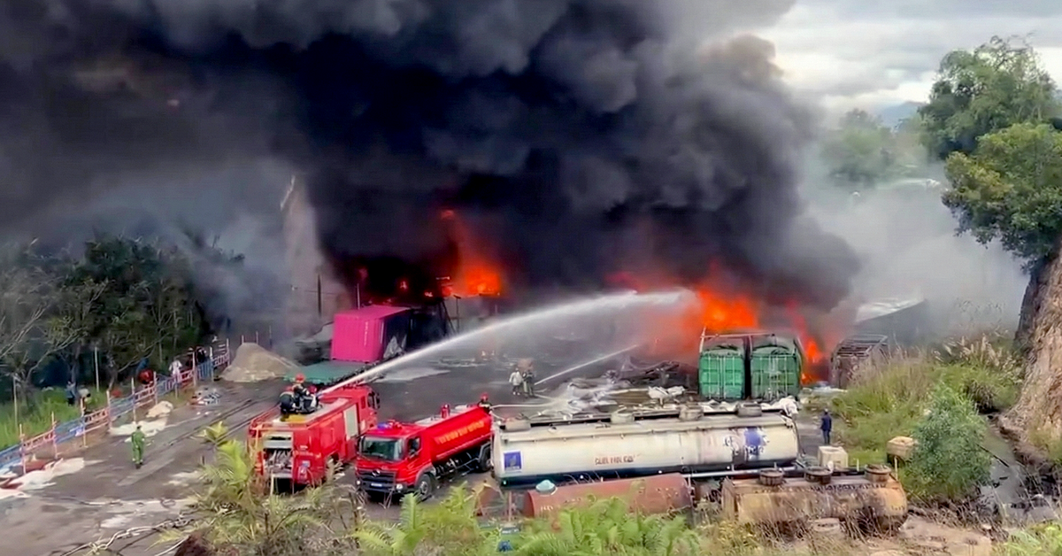 Bãi chứa nhựa đường ở Đà Nẵng bốc cháy dữ dội