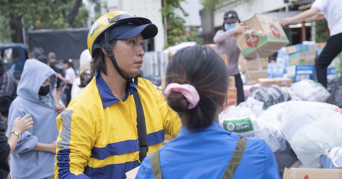 Nghĩa đồng bào - Kỳ 6: Anh shipper, bà nội trợ... gác chuyện riêng để hướng về miền Trung