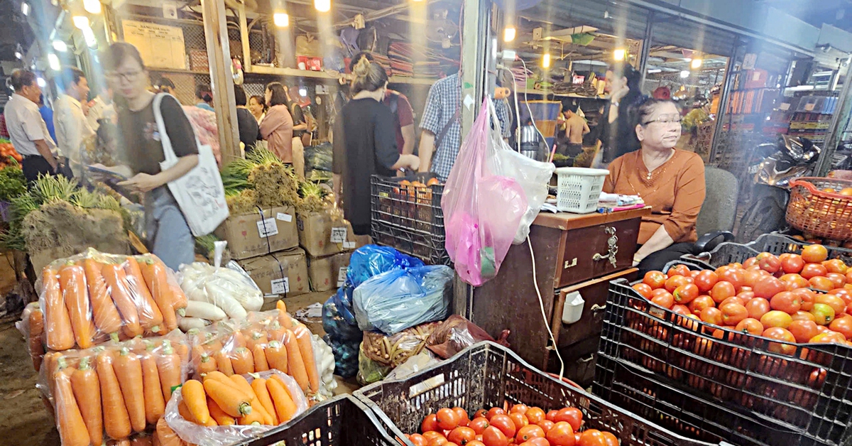 Giá rau củ hạ nhiệt nhưng vẫn cao