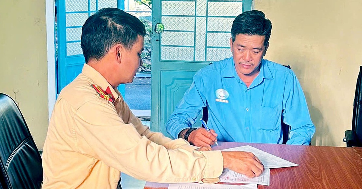 Tài xế bị phạt vì chuyển làn xe khách nguy hiểm trên cao tốc Mỹ Thuận - Cần Thơ