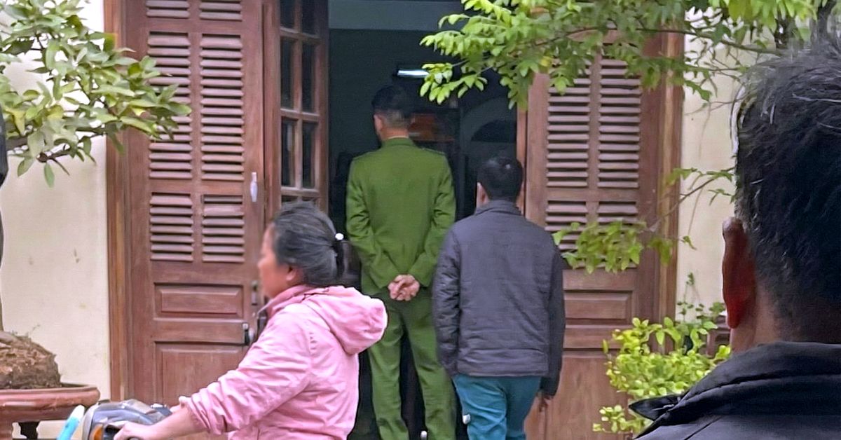 Hai người đàn ông tử vong trong tư thế quỳ tại một căn nhà