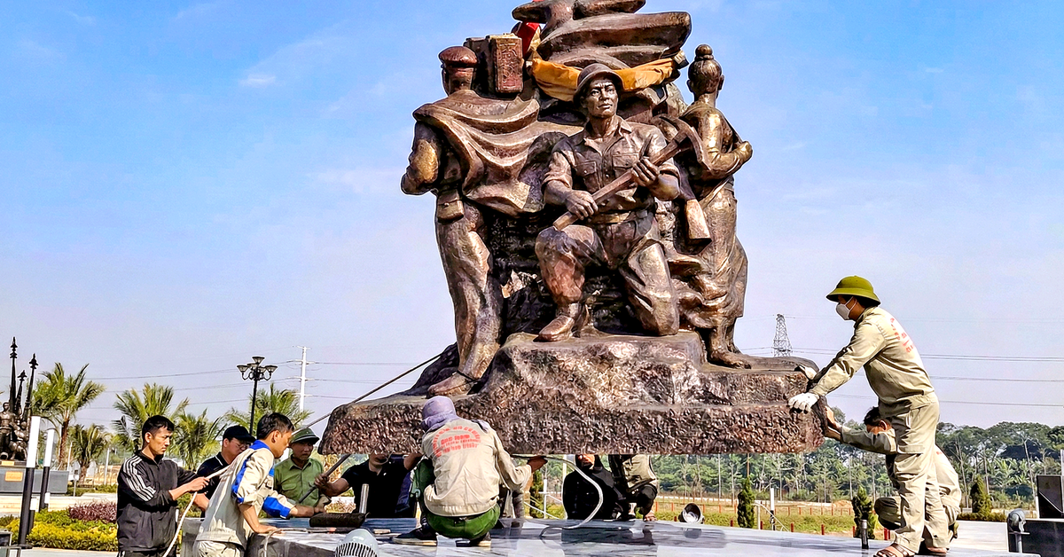 Hoàn thành trưng bày cụm tượng Tình đoàn kết hữu nghị Việt Nam - Lào