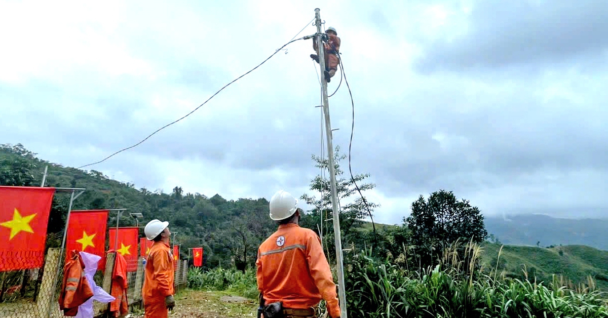 Nỗ lực kéo điện lên núi Ngọc Linh phục vụ đồng bào Ca Dong trước thềm năm mới 2026