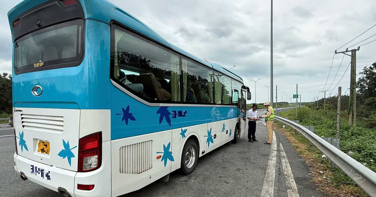 Xe khách giường nằm 'không có hợp đồng' chạy trên cao tốc bị Cục Cảnh sát giao thông xử lý