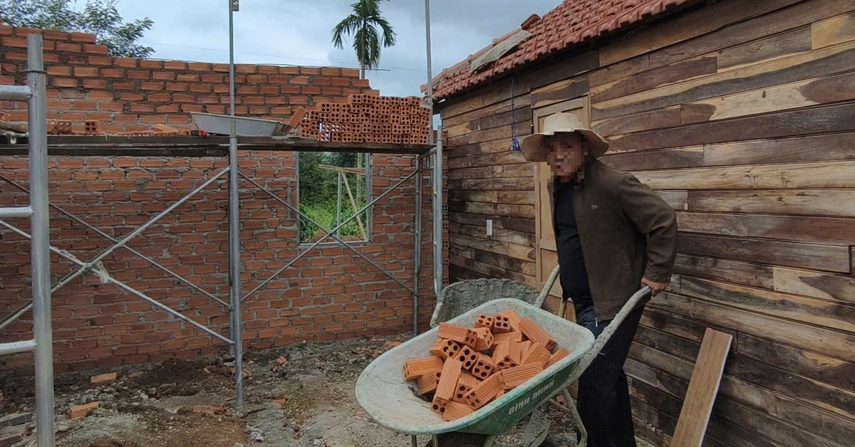 Công an xác minh dấu hiệu hành hạ con đối với người cha xích chân con gái