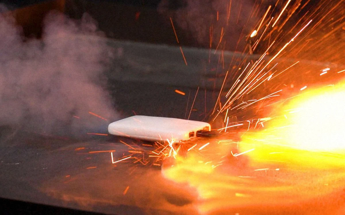 Sạc dự phòng bốc cháy, 120 khách sơ tán, 1 người nhập viện