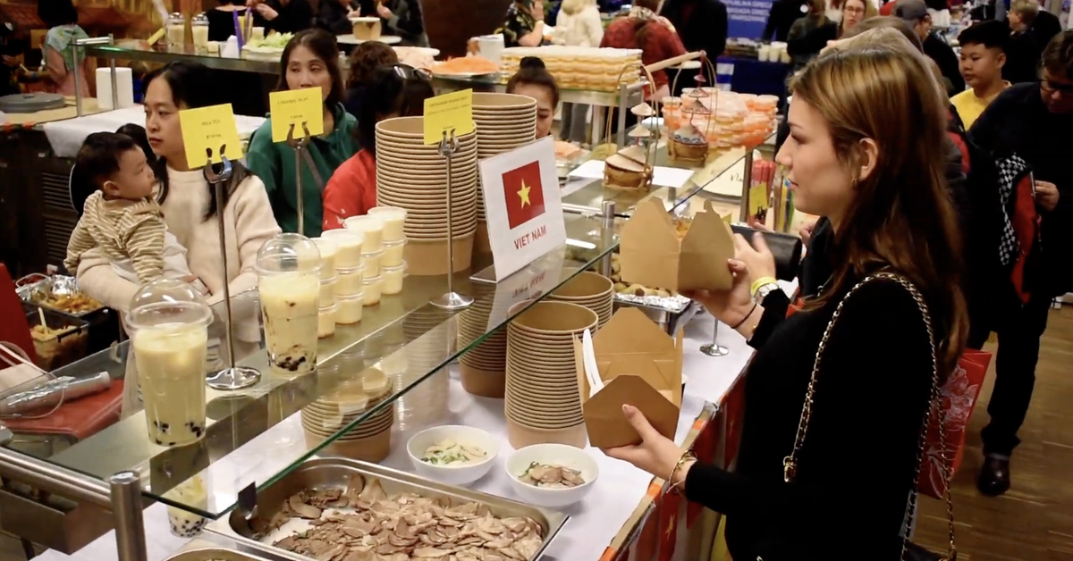 Quảng bá phở ở Ba Lan, phường Xuân Hòa thử thách cộng đồng, ShopeeFood ưu đãi khách đặt phở