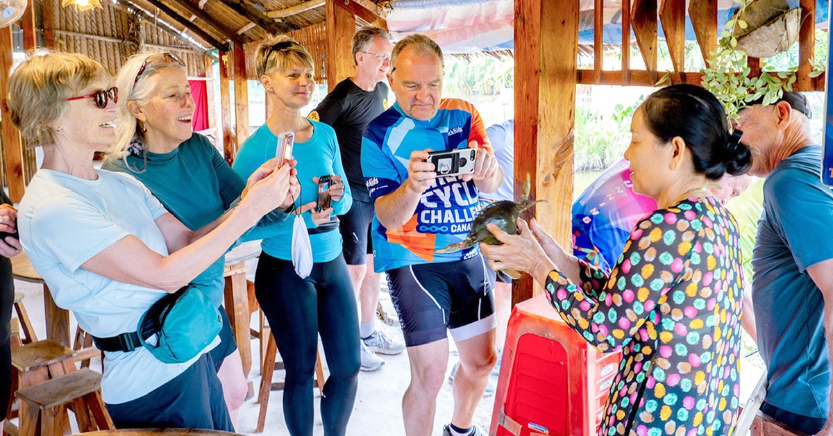 Du khách đến Việt Nam chi tiền ăn uống, tham quan nhưng mua sắm dè dặt, vì thiếu thứ hấp dẫn để mua