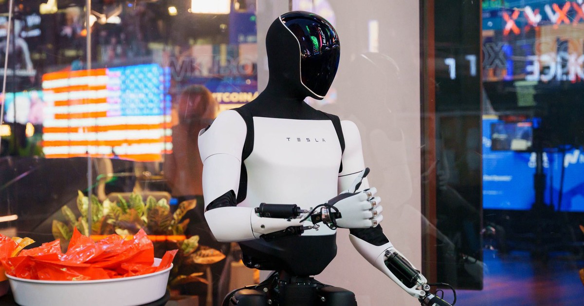 Tesla gây sốt với màn ‘khoe’ robot biết chạy như người thật