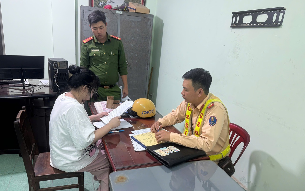 Chạy xe máy buông hai tay rồi vái lạy người đi đường, cô gái ở Bình Dương cũ bị phạt nặng