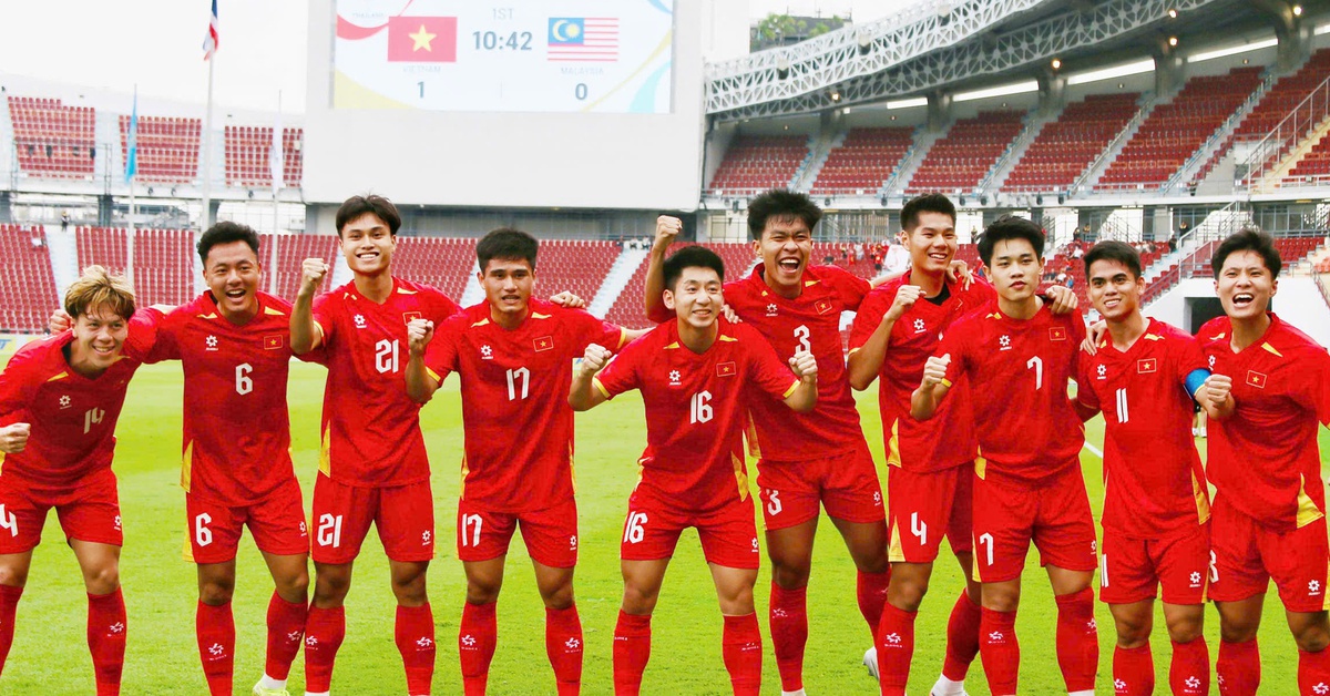 Thủ tướng Phạm Minh Chính chúc mừng hai đội tuyển bóng đá Việt Nam - Tuổi Trẻ Online