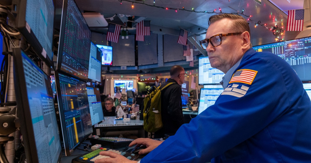 Chứng khoán Mỹ lập đỉnh sau khi Fed hạ lãi suất và 'con chim hoàng yến trong mỏ than'