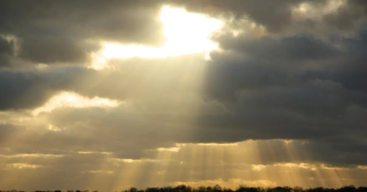 Trời nhiều mây thì tia UV mạnh lên hay yếu đi?