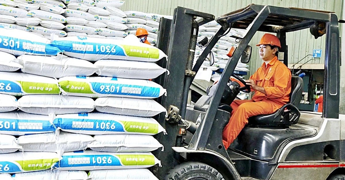 Giá nguyên liệu hạ nhiệt, vì sao thức ăn chăn nuôi vẫn 'đứng giá'?