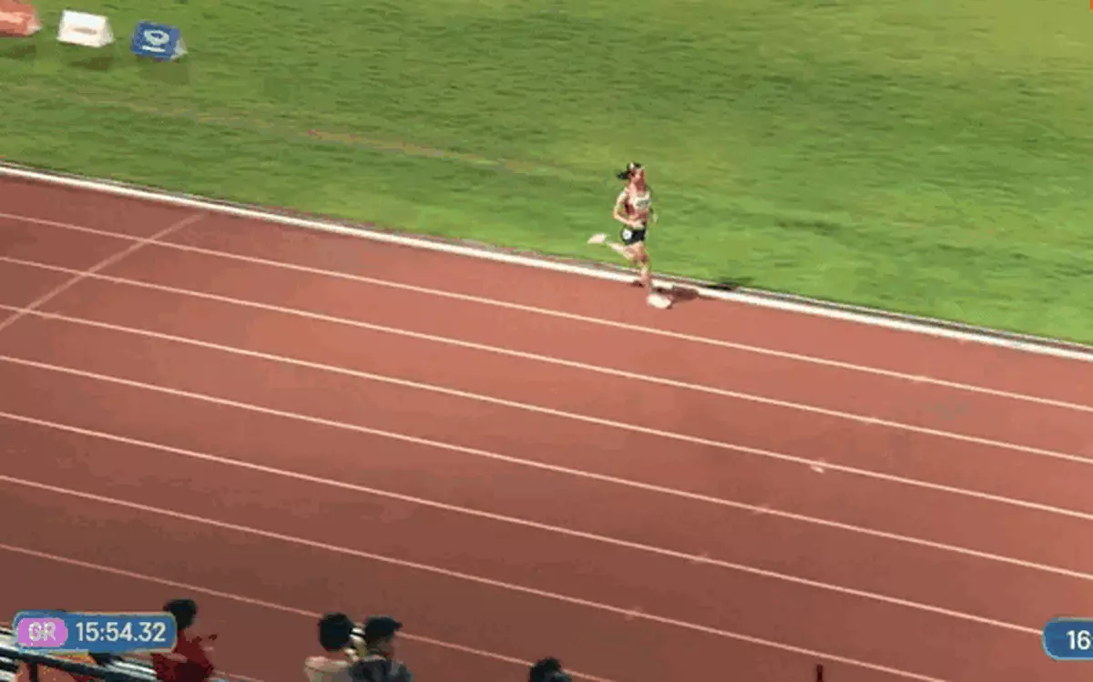 Video: Hai VĐV điền kinh Việt Nam bỏ xa đối thủ cả vòng, băng về đích