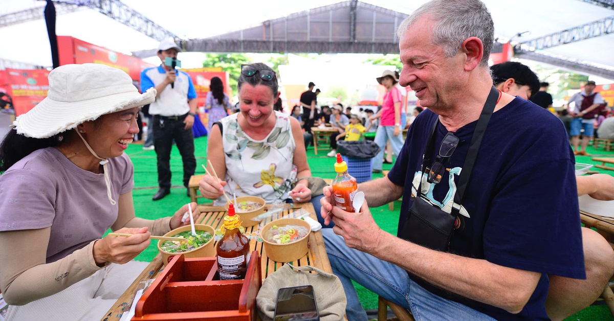 Ăn phở không thể thiếu tương ớt!