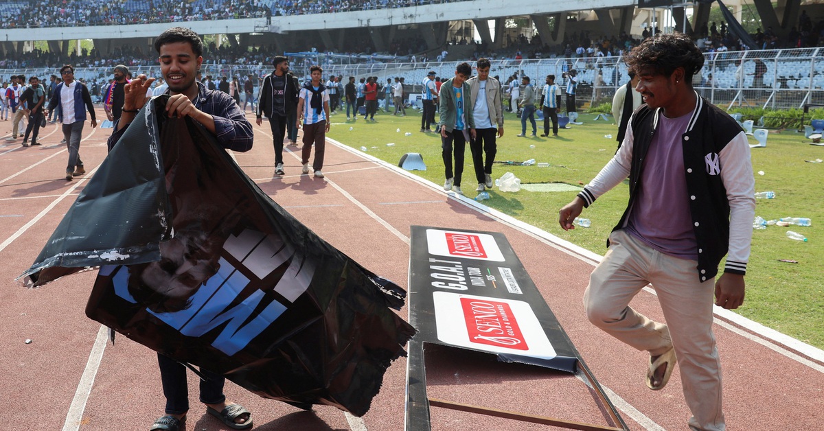 Chuyến du đấu Ấn Độ của Messi gây hỗn loạn, người hâm mộ tức giận ném ghế xuống sân