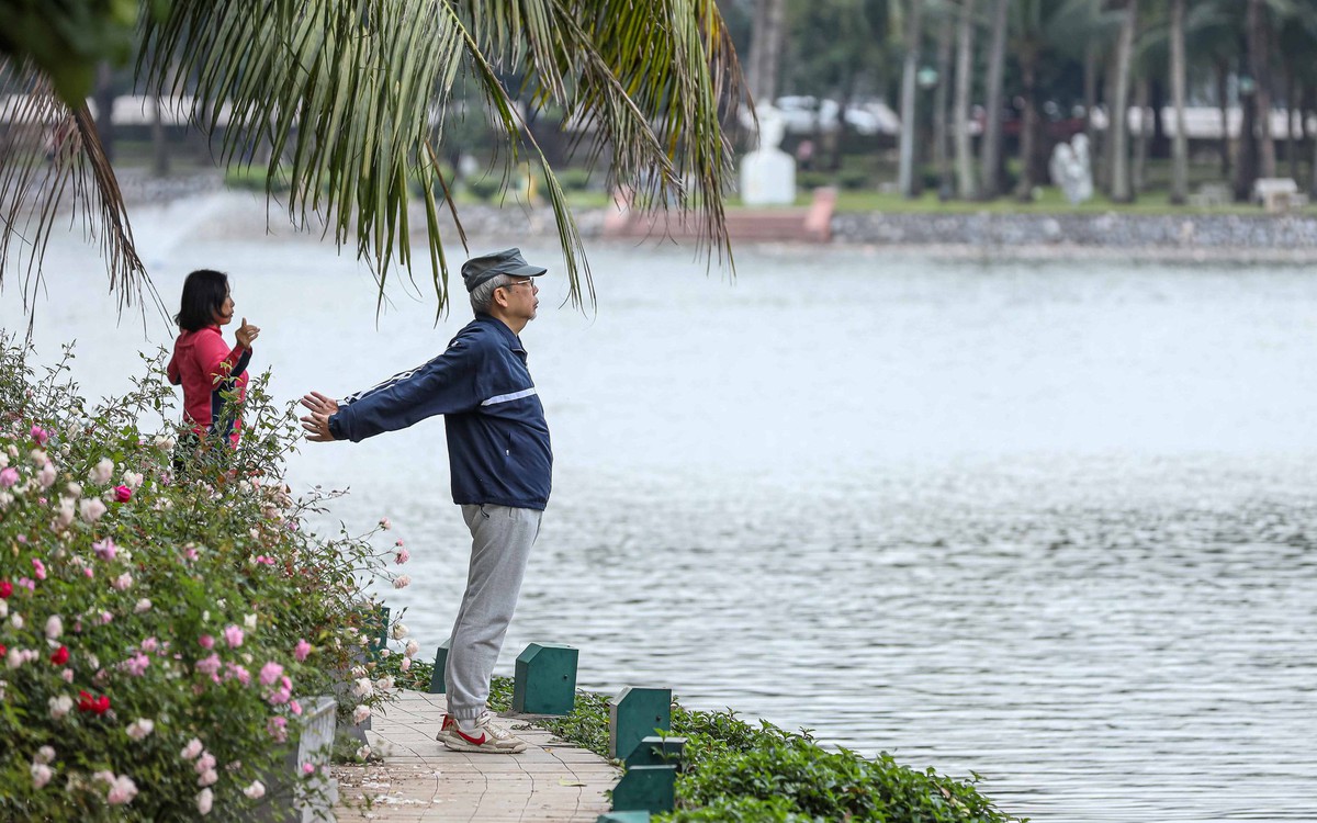 Người dân thủ đô ra ngoài 'hít hà' sau chuỗi ngày ô nhiễm cảnh báo tím