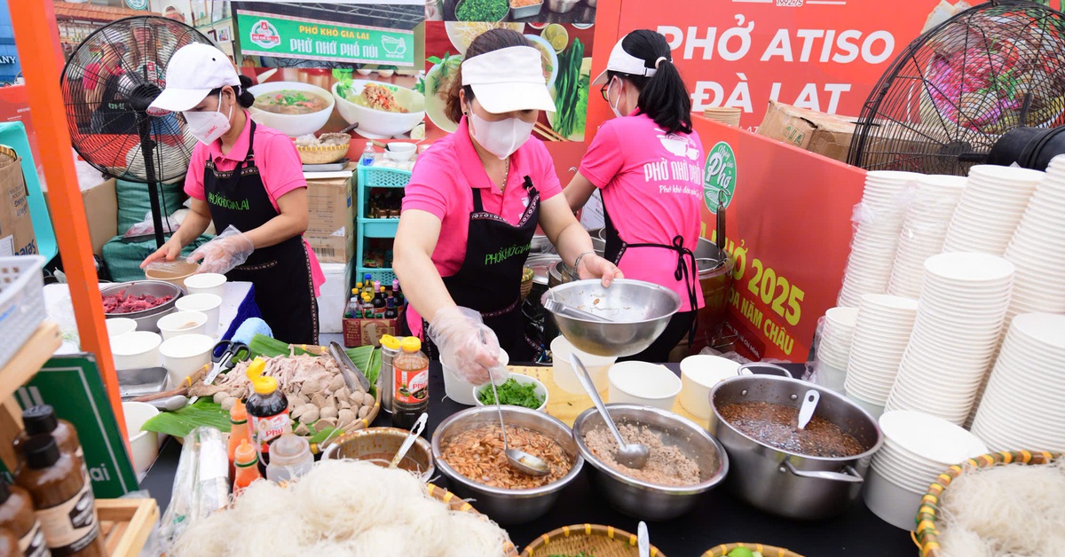 Có gian hàng phải 10 người mới đủ để phục vụ khách ở Ngày của Phở