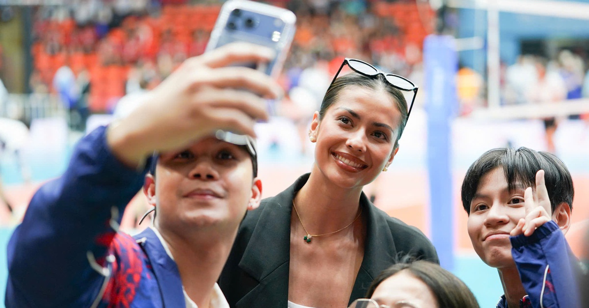 Á hậu Miss Universe đi cổ vũ Thái Lan đấu bóng chuyền nữ Việt Nam