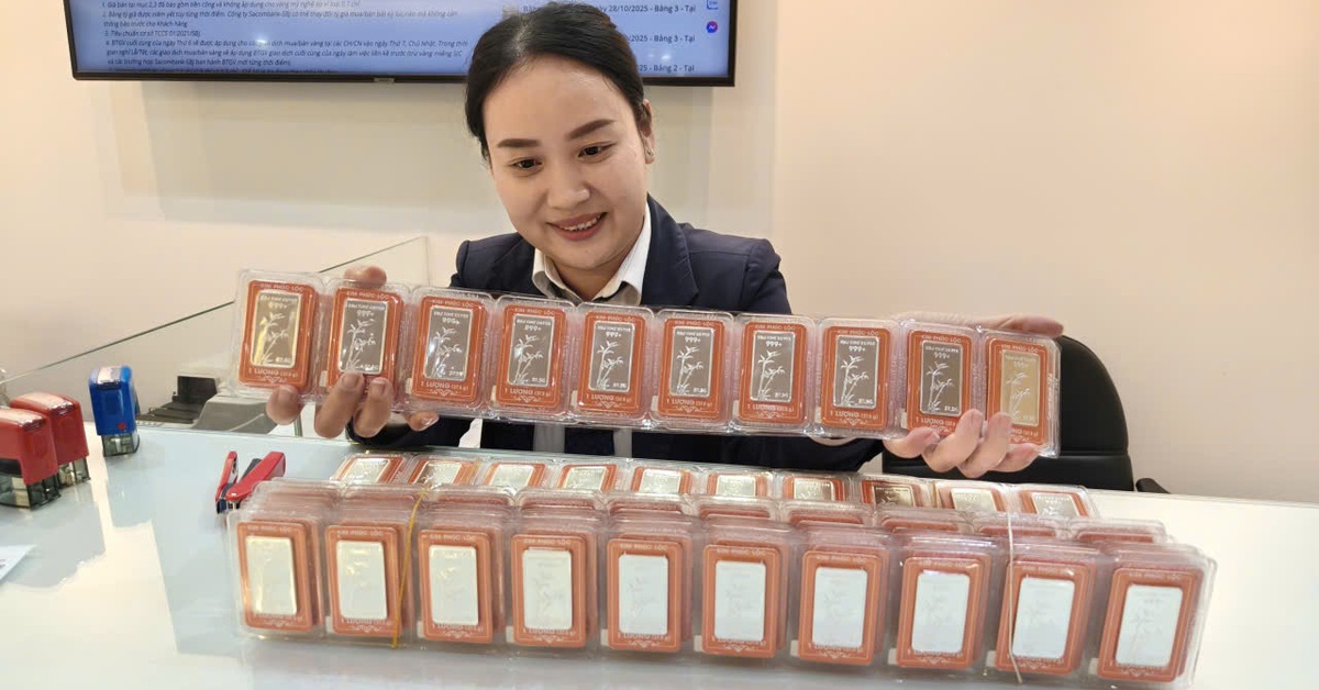 Giá bạc gây bất ngờ, một tháng tăng gần 25%