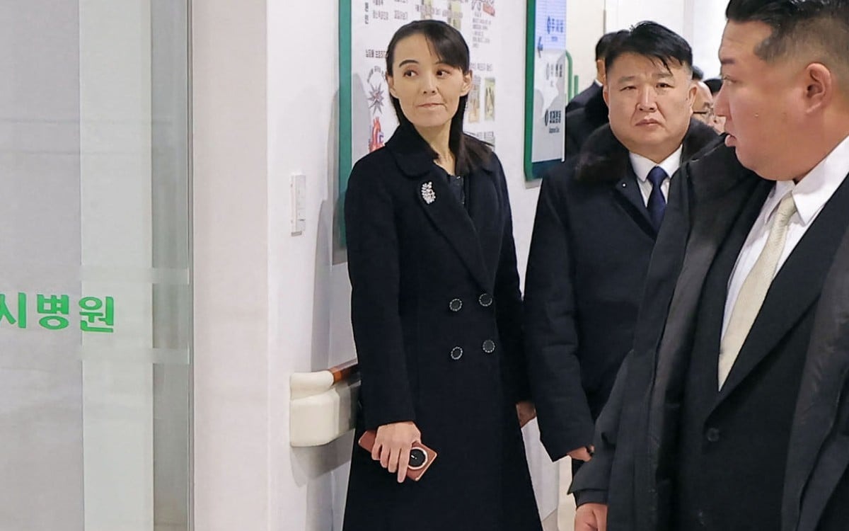 Em gái ông Kim Jong Un xài điện thoại gập nghi của Trung Quốc