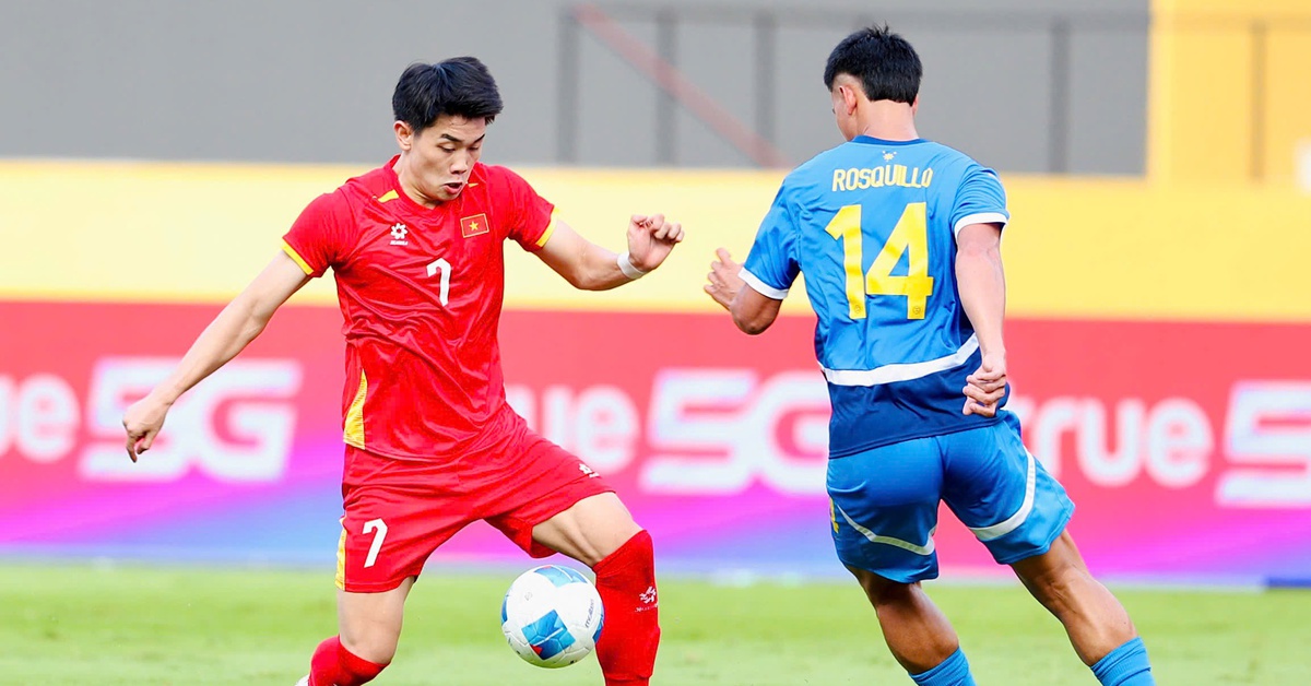 Video: Đình Bắc liên tục 'làm khổ' hàng thủ Philippines