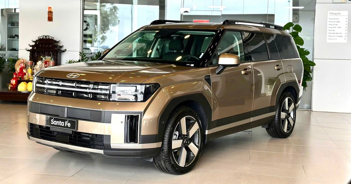 Tin tức giá xe: Hyundai Santa Fe giảm giá tới 240 triệu tại đại lý, lấn cả sân xe phân khúc dưới