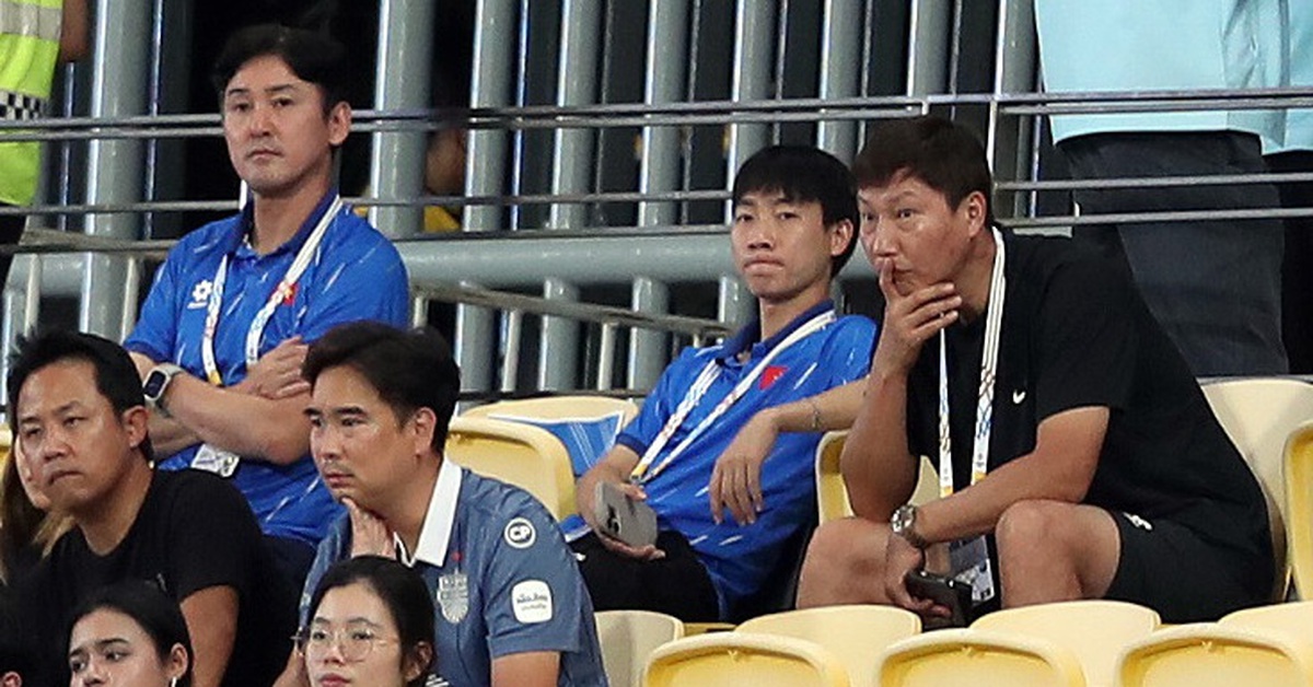 HLV Kim Sang Sik xem U22 Thái Lan thi đấu để chuẩn bị cho trận chung kết