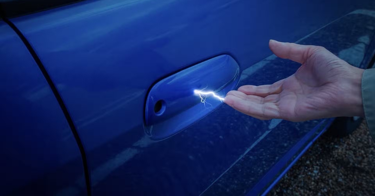 Tĩnh điện khi mở cửa xe có thể đốt cả trạm xăng? Chuyên gia mách các thao tác nhỏ giúp thoát hiểm - Tuổi Trẻ Online