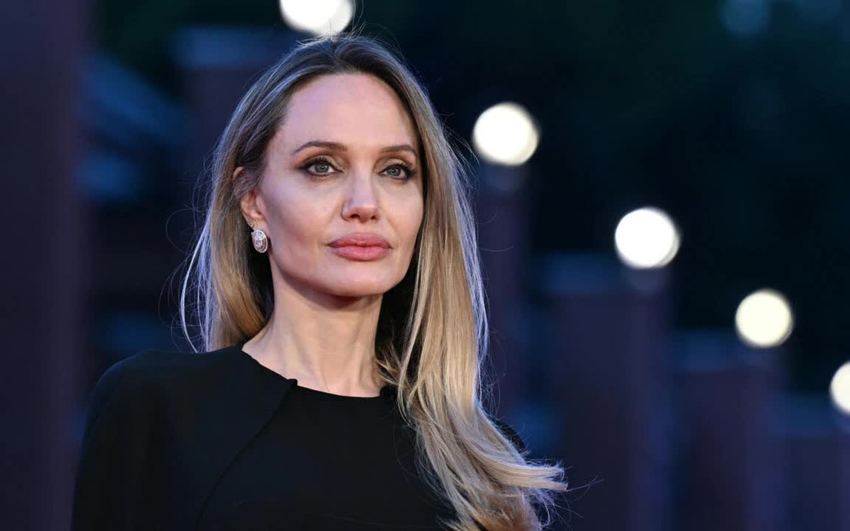 Angelina Jolie reveals mastectomy scars in Time France magazine