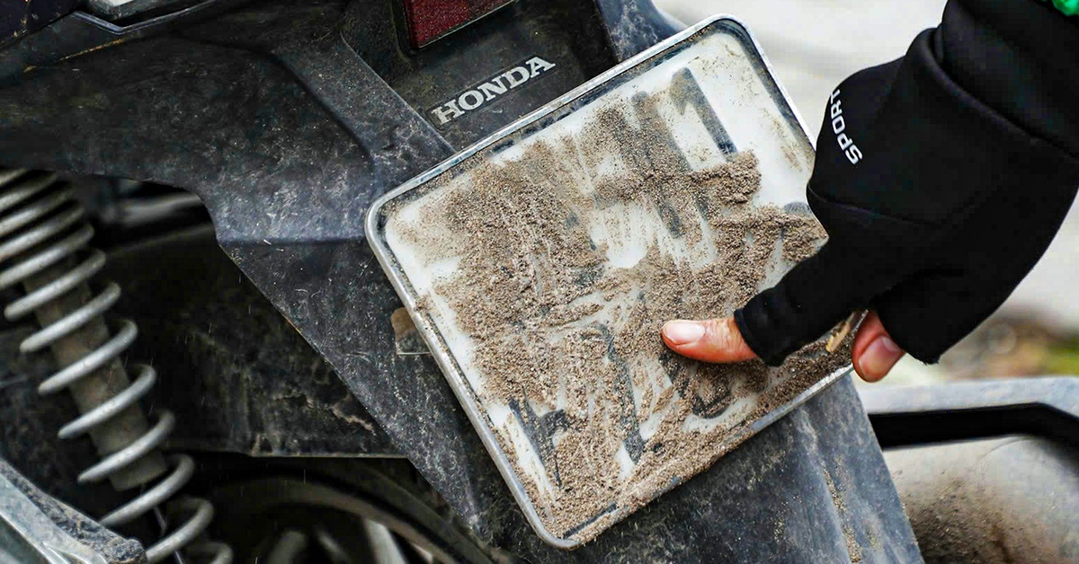 Bôi cát, bã kẹo cao su lên biển số xe để 'qua mắt' camera AI, các tài xế bị xử phạt