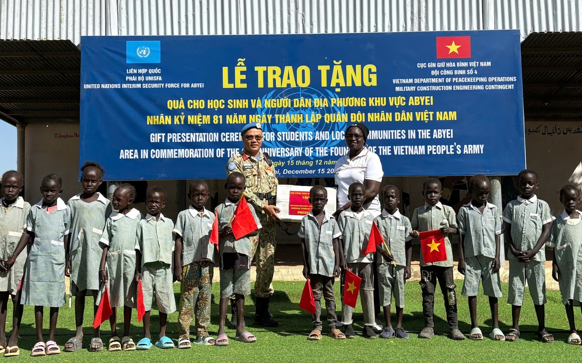Đội công binh số 4 trao quà cho người dân Abyei, lan tỏa hình ảnh người lính mũ nồi xanh