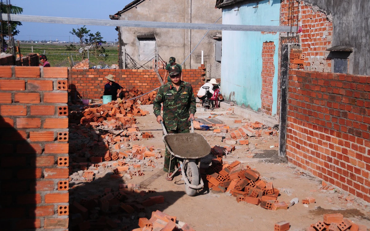 Quân khu 5 tăng quân xây nhà đợt 2 ‘Chiến dịch Quang Trung’ cho dân vùng lũ