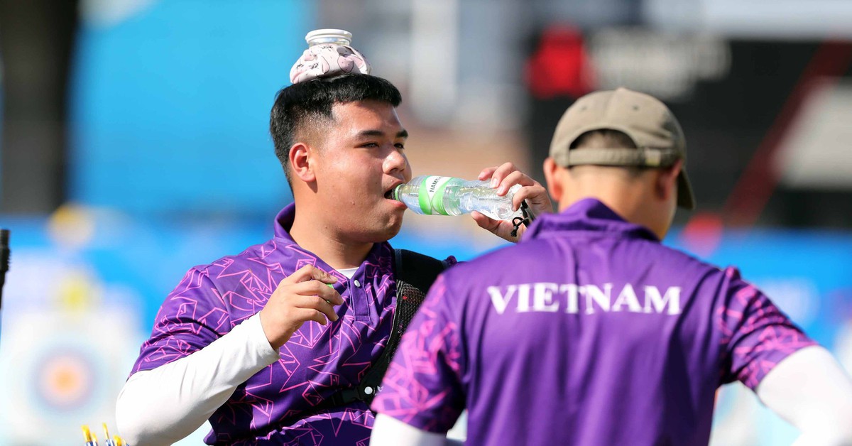 Đứng bắn giữa nắng chiều 32 độ C, cung thủ Việt Nam vào tranh HCV