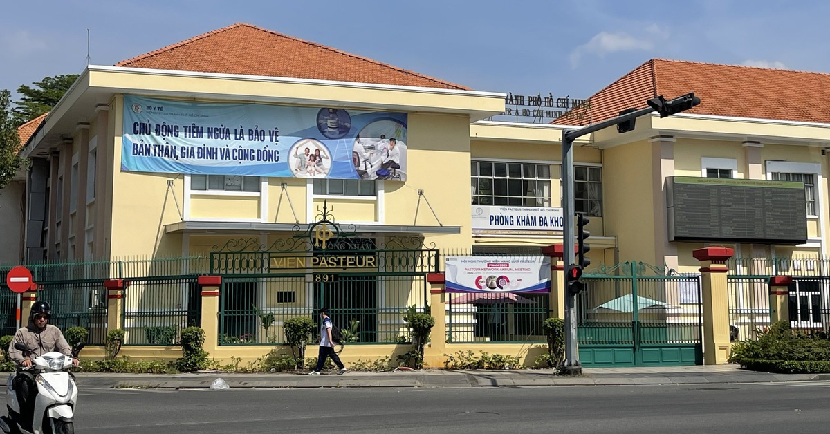 Sau phản ánh của Tuổi Trẻ, bảng quảng cáo che di tích Viện Pasteur TP.HCM được tháo dỡ