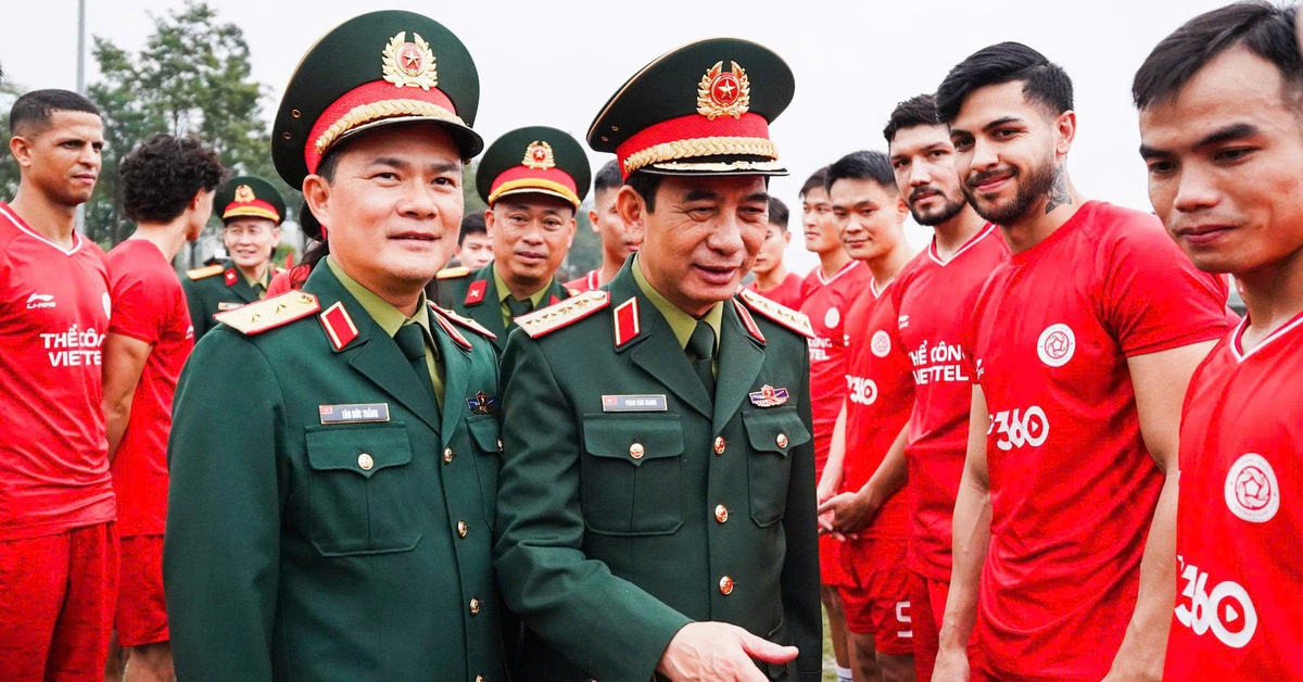 Bộ trưởng Bộ Quốc phòng gặp mặt, động viên CLB Thể Công - Viettel