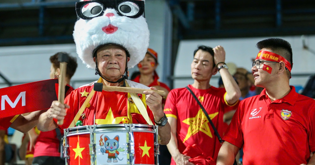 CĐV vượt đường xa tiếp lửa tuyển nữ Việt Nam giành HCV SEA Games 33