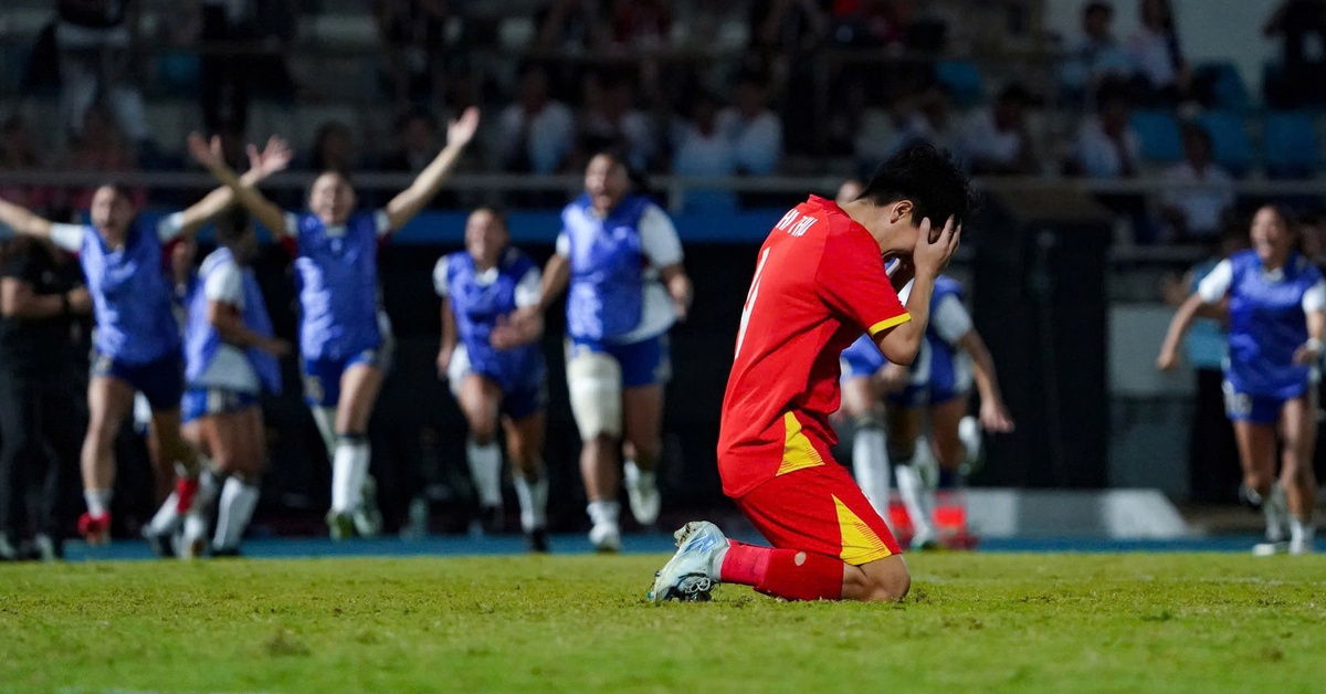 Tuyển nữ Việt Nam chào khán giả trong nước mắt sau trận chung kết SEA Games 33 nghiệt ngã