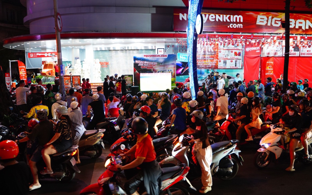 Người dân cả nước tràn ra đường 'đi bão' sau khi U22 Việt Nam giành huy chương vàng