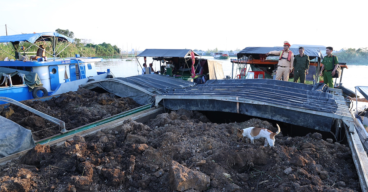 Bắt 7 ghe vận chuyển đất không hóa đơn chứng từ